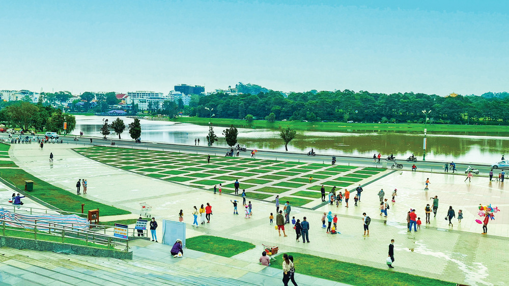 Nhiều du khách dạo chơi, chụp ảnh tại khu vực quảng trường